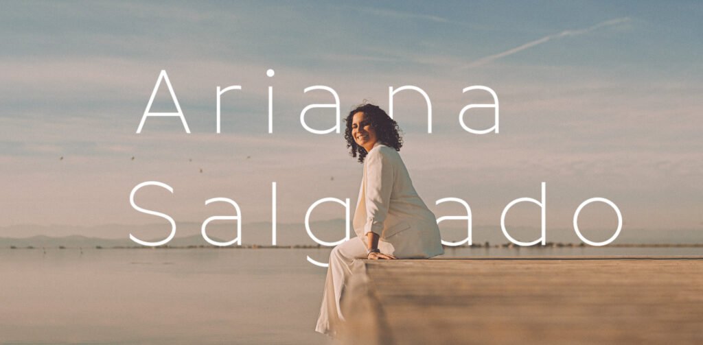 Ariana Salgado sentada en un muelle